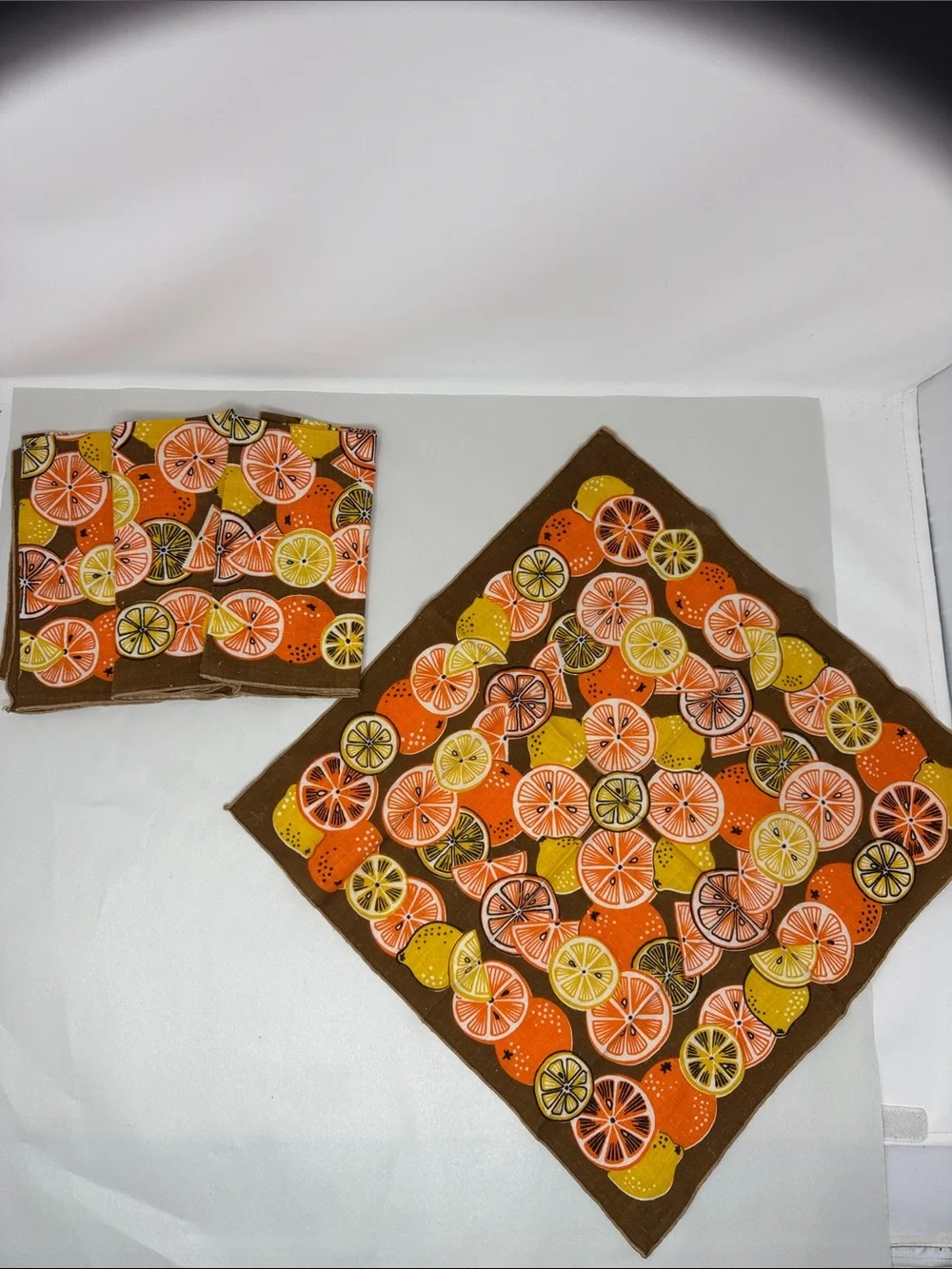 VINTAGE NAPKINS CITRUS PRINT BROWN BACKGROUND ORANGES LEMONS LOT OF 4 60S 70S